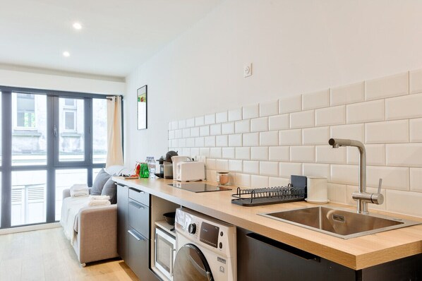 ثلاجة، ميكروويف، موقد طهي مسطح، ماكينة لصنع القهوة/الشاي