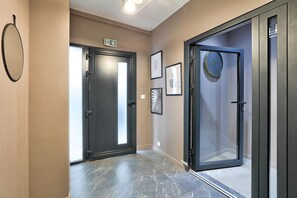 المنشأة من الداخل