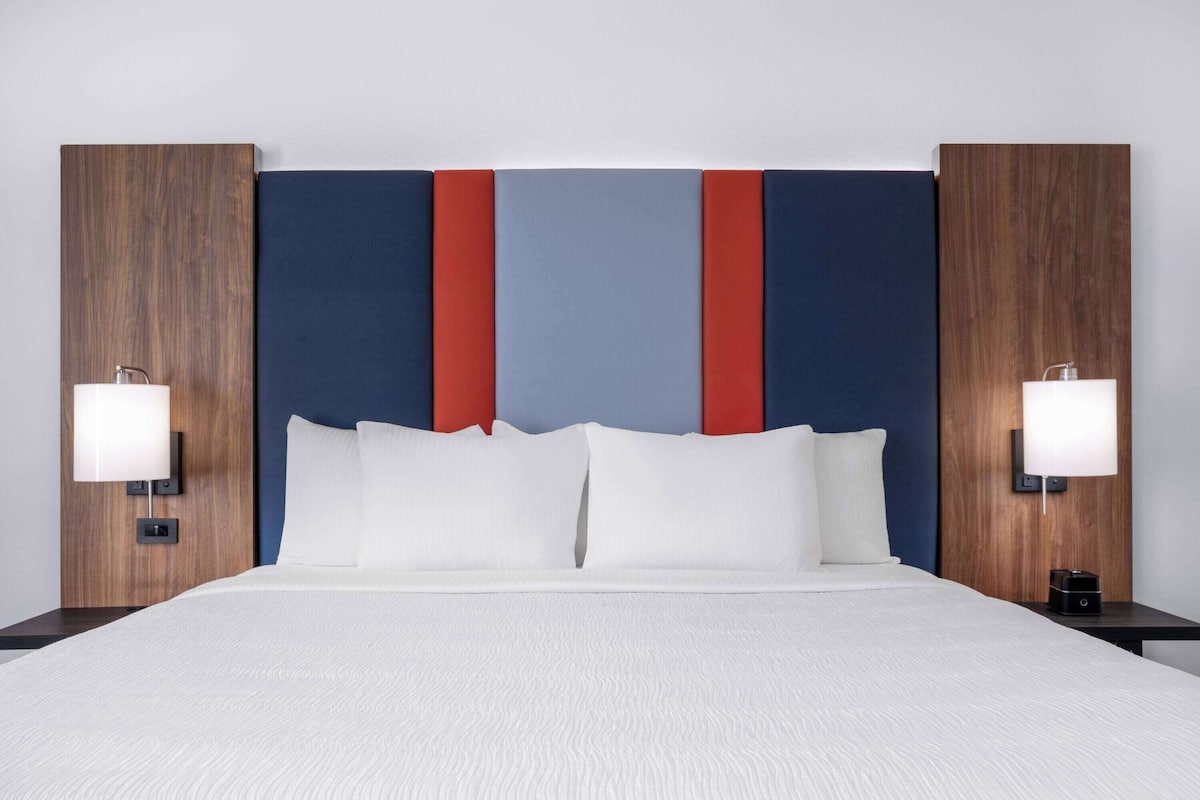 Kamer, 1 kingsize bed, niet-roken | Verduisterende gordijnen, een strijkplank/strijkijzer, gratis wifi