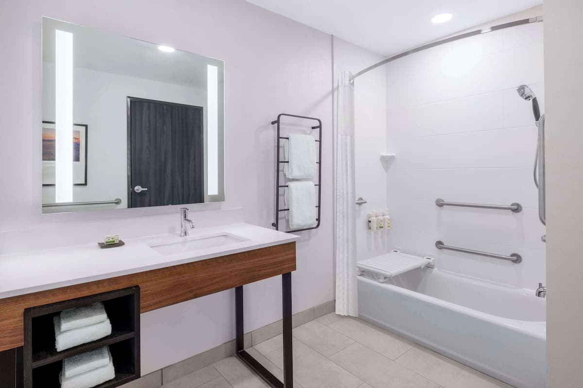 Kamer, 1 kingsize bed, toegankelijk voor rolstoelgebruikers (Tub w/ Grab Bars, Hearing Accessible) | Rolstoeltoegankelijke badkamer