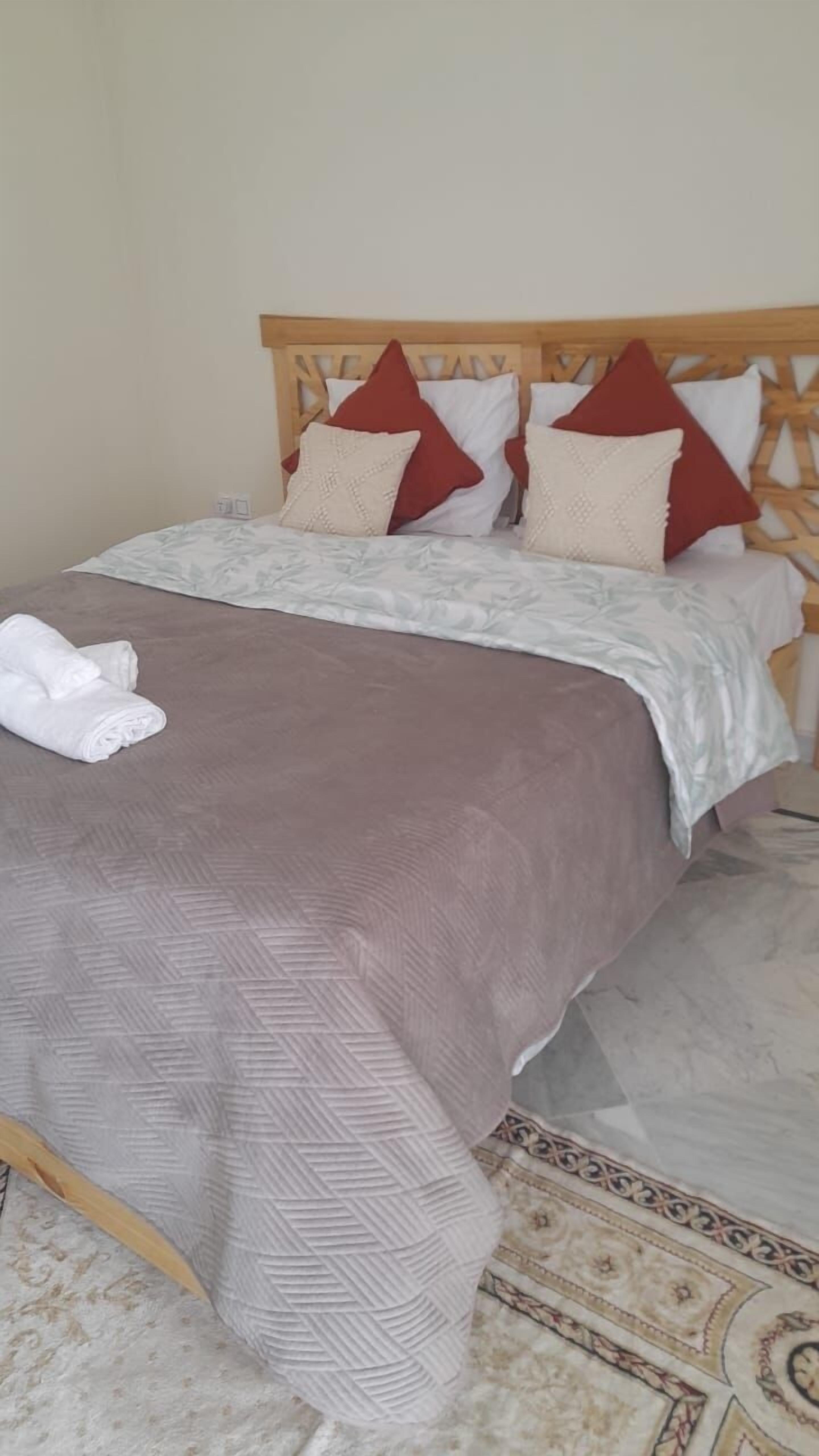 1 dormitorio, tabla de planchar con plancha, wifi y ropa de cama