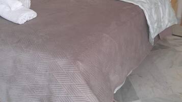 1 dormitorio, tabla de planchar con plancha, wifi y ropa de cama