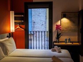 Habitación estándar, 2 camas individuales | Espacio para trabajar con un portátil y sistema de insonorización