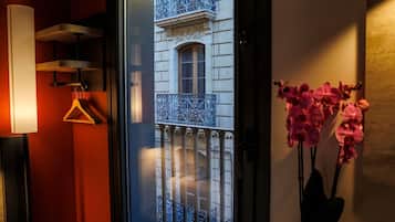 Quarto standard, 1 cama de casal, terraço | Escrivaninha, quartos à prova de som, Wi-Fi de cortesia