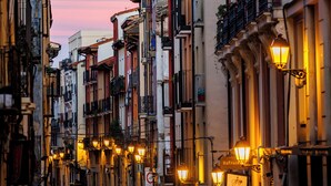 A narrow street lined with multi-story buildings, featuring balconies and outdoor lighting. - ibis budget Logroño Centro (Logroño)