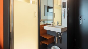 Shower, towels, soap, shampoo - ibis budget Logroño Centro (Logroño)