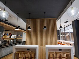 Se ofrece un desayuno bufé todos los días (9.5 EUR por persona)