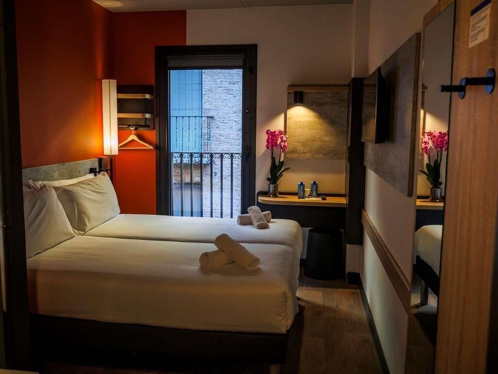 Standard Room, 2 Single Beds | Laptop workspace, soundproofing, free WiFi, bed sheets