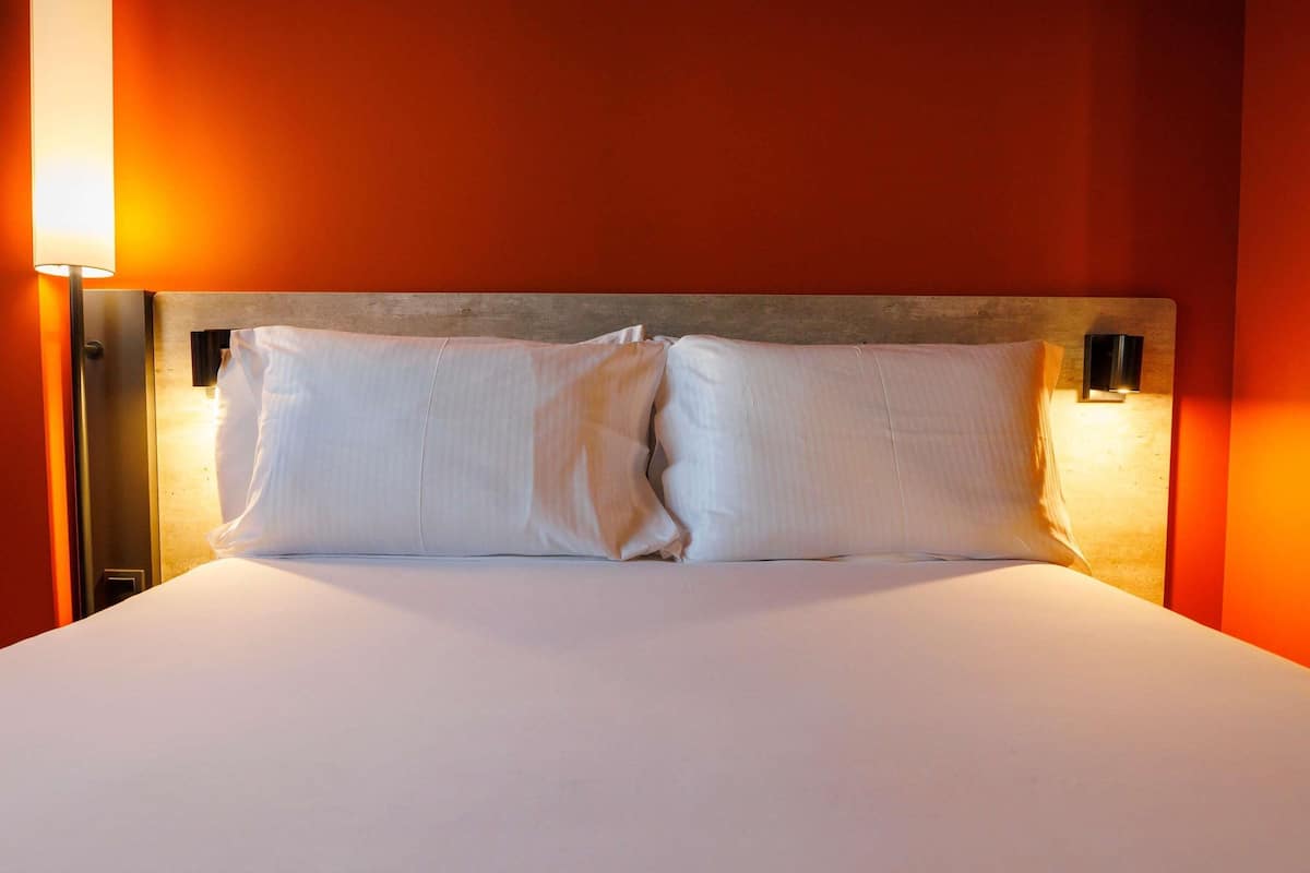 Standard Room, 1 Katil Kelamin (Double), Accessible | Meja, kalis bunyi, Wi-fi percuma