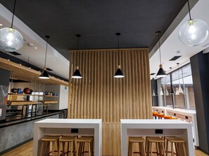 Tägliches Frühstücksbuffet (9.5 EUR pro Person)