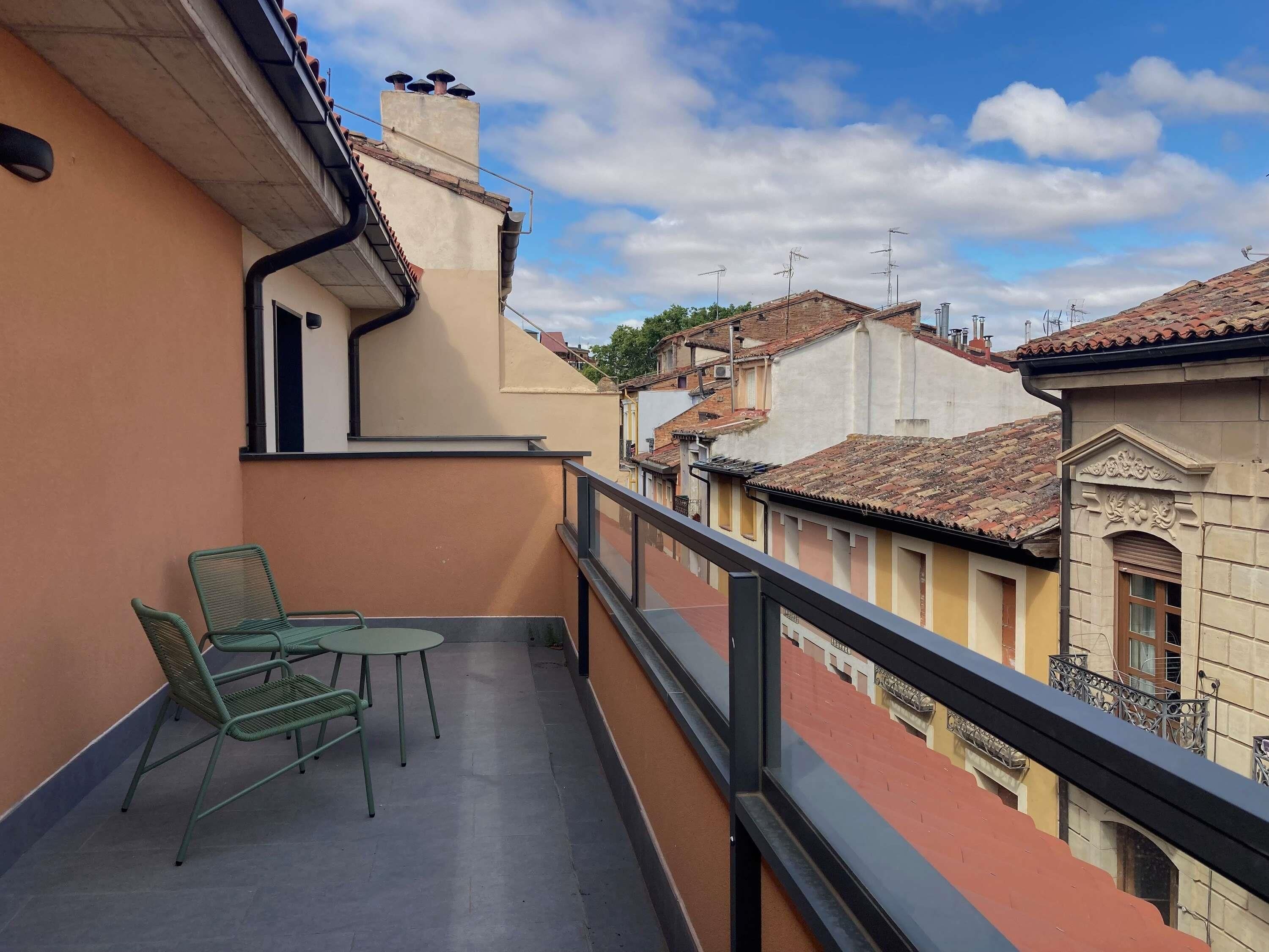 Quarto standard, 1 cama de casal, terraço | Escrivaninha, quartos à prova de som, Wi-Fi de cortesia