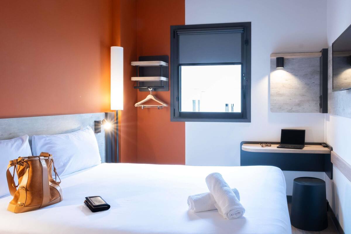 Laptop workspace, soundproofing, WiFi (free), bed sheets