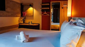 Laptop workspace, soundproofing, free WiFi, bed sheets