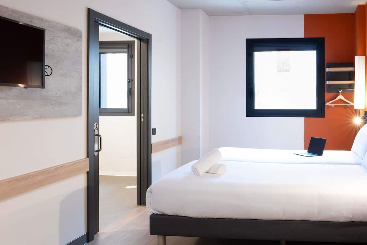 Espacio para trabajar con laptop, insonorización y wifi gratis
