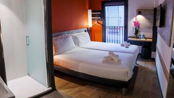 Habitación estándar, 2 camas individuales | Espacio para trabajar con laptop, insonorización y wifi gratis