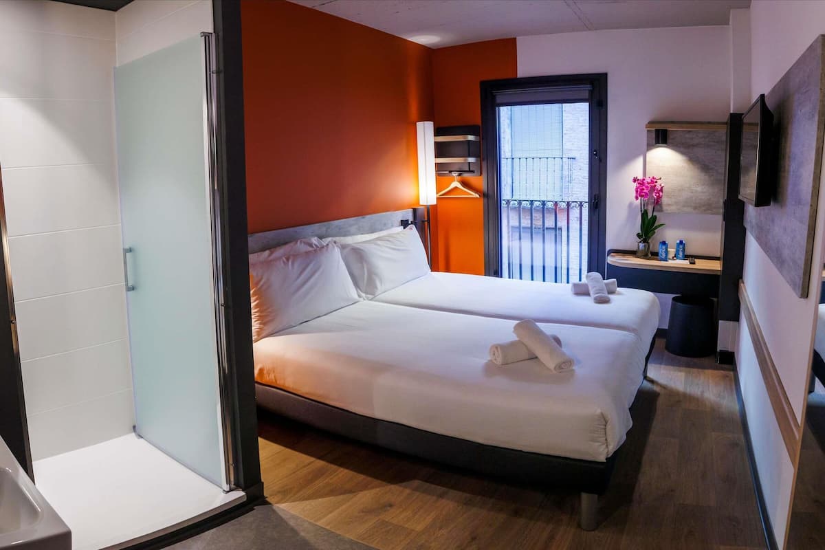 Desk, soundproofing, free WiFi