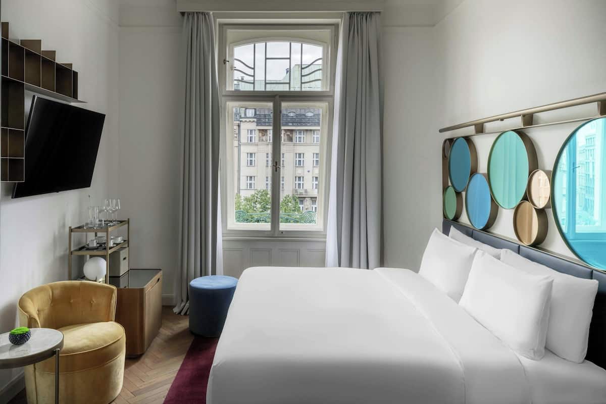 Cozy Bohemia Room | เครื่องนอนป้องกันสารก่อภูมิแพ้, มินิบาร์, ตู้นิรภัยในห้องพัก