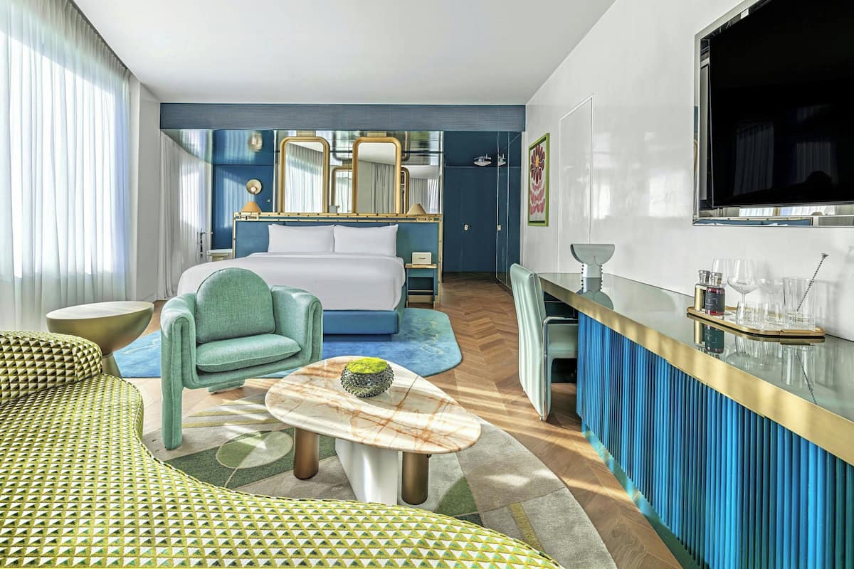 1 bedroom, hypo-allergenic bedding, minibar, in-room safe
