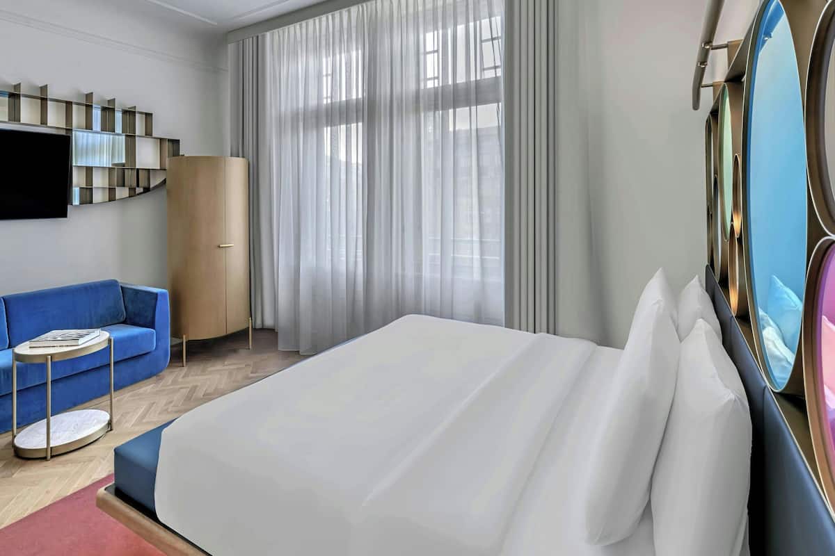 ห้องพรีเมียร์, เตียงคิงไซส์ 1 เตียง, วิวเมือง | เครื่องนอนป้องกันสารก่อภูมิแพ้, มินิบาร์, ตู้นิรภัยในห้องพัก