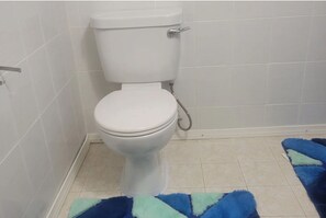 Doccia, asciugacapelli, asciugamani, sapone