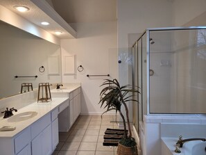 Jetted tub, hair dryer, towels, soap - Dreamy Central Spacious 6 Bedroom Pool House! (Arlington)