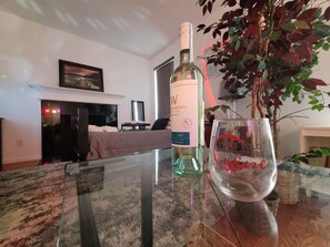 5 bedrooms, iron/ironing board, WiFi, bed sheets - Dreamy Central Spacious 6 Bedroom Pool House! (Arlington)