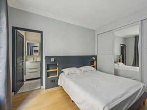 1 slaapkamer, een strijkplank/strijkijzer, wifi, beddengoed