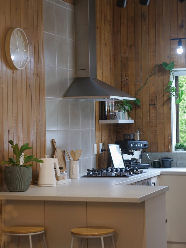 Jääkaappi, mikroaaltouuni, uuni, liesi