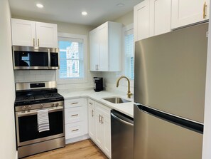 Geladeira, micro-ondas, fogão, cooktop
