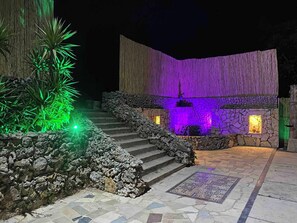 المنطقة المحيطة بالمنشأة