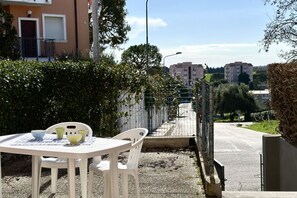 Outdoor dining - Palme 8 - Marcelli, three-room apartment with private garden, Residence Le Palme (Marcelli)