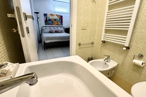 Shower, bidet, towels - N283 - Numana, four-room apartment with garden in a residence with pool (Numana)