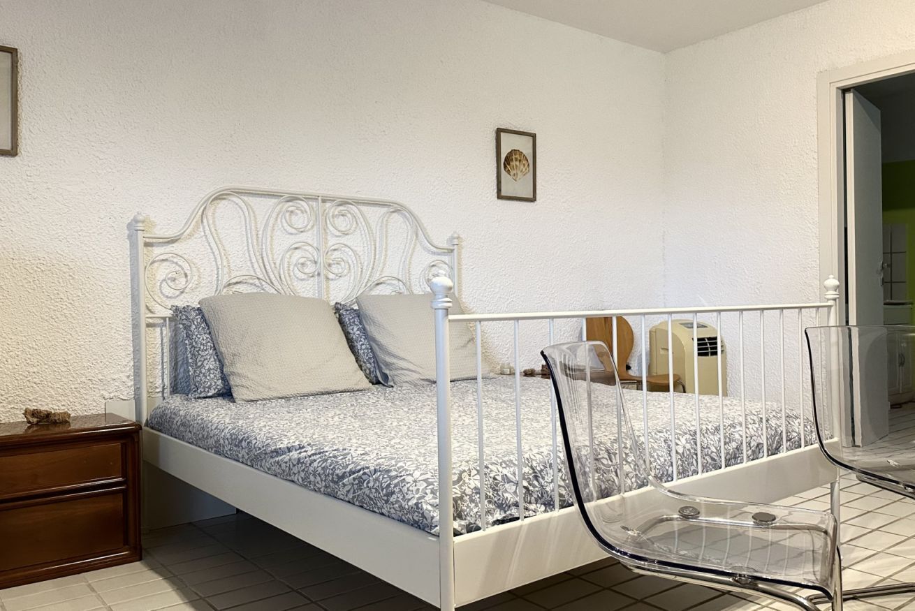 3 bedrooms, bed sheets