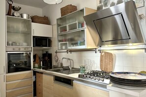 Refrigerador, horno, lavavajillas, mesa de comedor