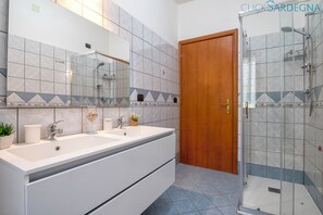 Dusche, Haartrockner, Bidet, Handtücher