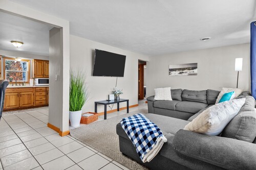 **Pet Friendly-Fenced In Yard** Centrally located in Fox Crossings / Menasha