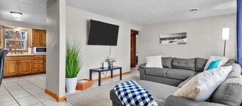 **Pet Friendly-Fenced In Yard** Centrally located in Fox Crossings / Menasha