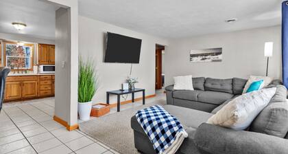 **Pet Friendly-Fenced In Yard** Centrally located in Fox Crossings / Menasha