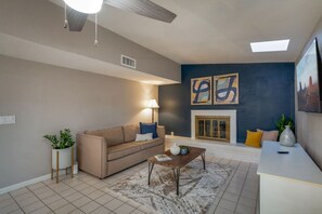 Smart TV, fireplace, offices - Heated Pool & Hot Tub / Big 360º Views / 3 BR 2 BA (Tucson)