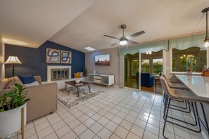 Smart TV, fireplace, offices - Heated Pool & Hot Tub / Big 360º Views / 3 BR 2 BA (Tucson)