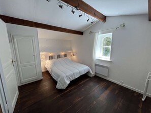 1 chambre, fer et planche à repasser