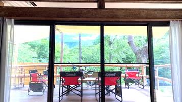 Luxe studio suite, balkon, uitzicht op bergen | Terras