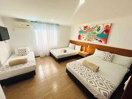 Escritorio, cortinas blackout, wifi gratis y ropa de cama 