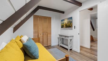Un dormitorio con cama, armario de madera y un cuadro en la pared.