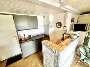 Fridge, dishwasher, toaster, cookware/dishes/utensils