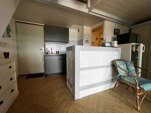 Kjøleskap, oppvaskmaskin, brødrister og kjøkkenutstyr