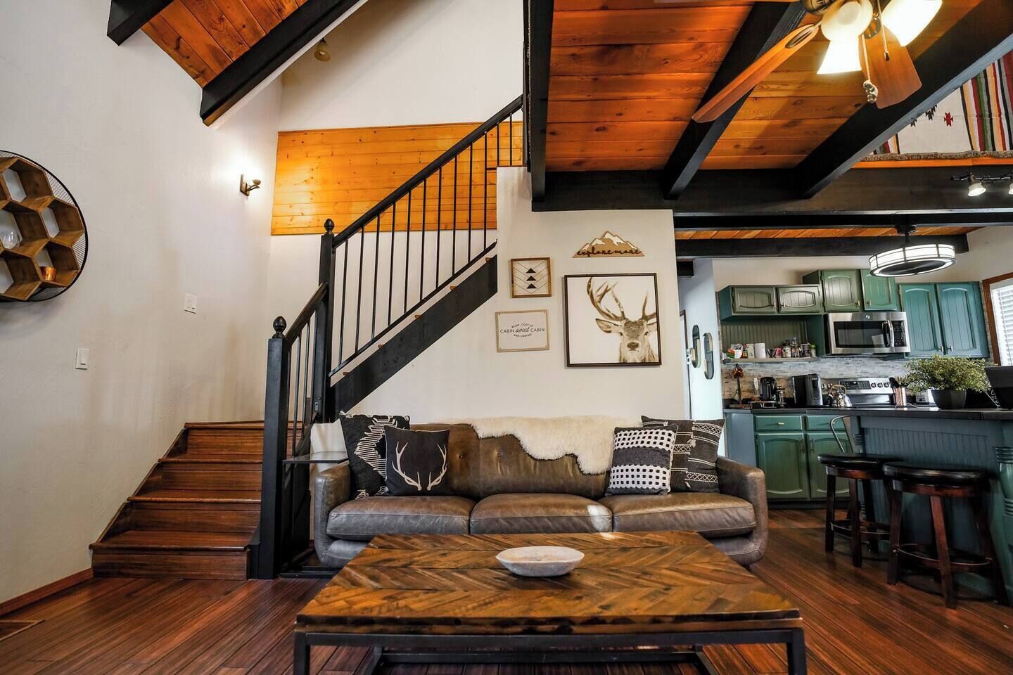 Cozy 3 Bedroom Cabin, Epic Views!