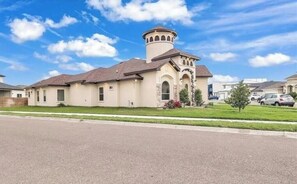 Exterior - Luxurious Gated 3BR, Relax No Chore Dog friendly rental (Edinburg)
