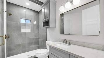 Ducha, secador de pelo, toallas y jabón