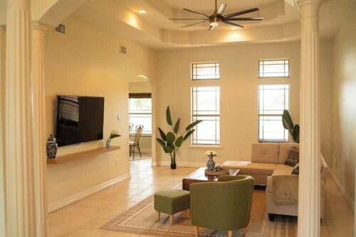 Tropical Family Funhouse, Relax: No Chore Pet friendly Rental